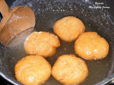 Soaking the Badusha in sugar syrup Soaking the Badusha in sugar syrup