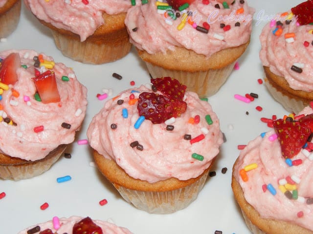 Strawberry cupcakes with strawberry icing %%