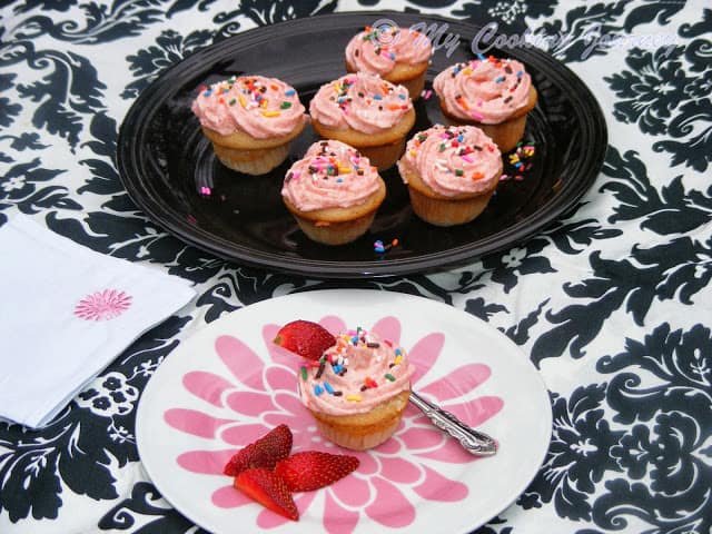 Strawberry cupcakes with strawberry icing %%