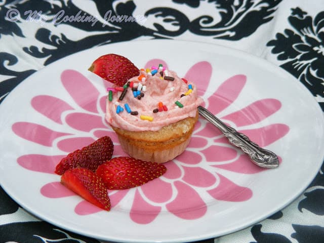 Strawberry cupcakes with strawberry icing %%