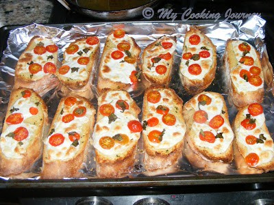 Crostini with Cherry tomato and Mozarella %%