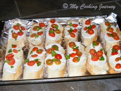 Crostini with Cherry tomato and Mozarella %%