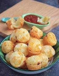 Pão de Queijo | Brazilian Cheese Bread