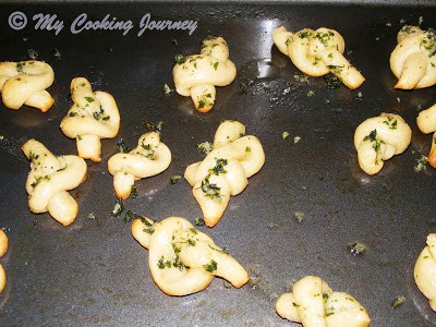 Garlic knots from left over Pizza dough %%
