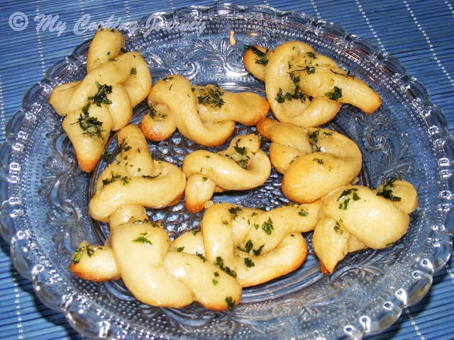 Garlic knots from left over Pizza dough %%
