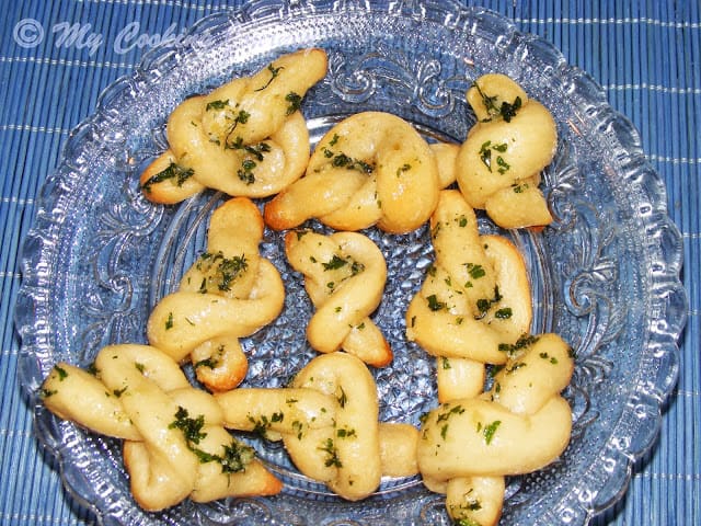 Garlic knots from left over Pizza dough %%
