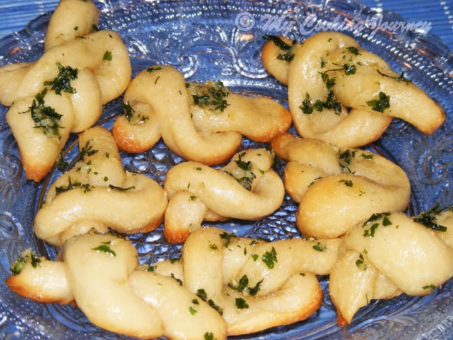 Garlic knots from left over Pizza dough %%