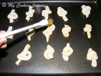 Garlic knots from left over Pizza dough %%