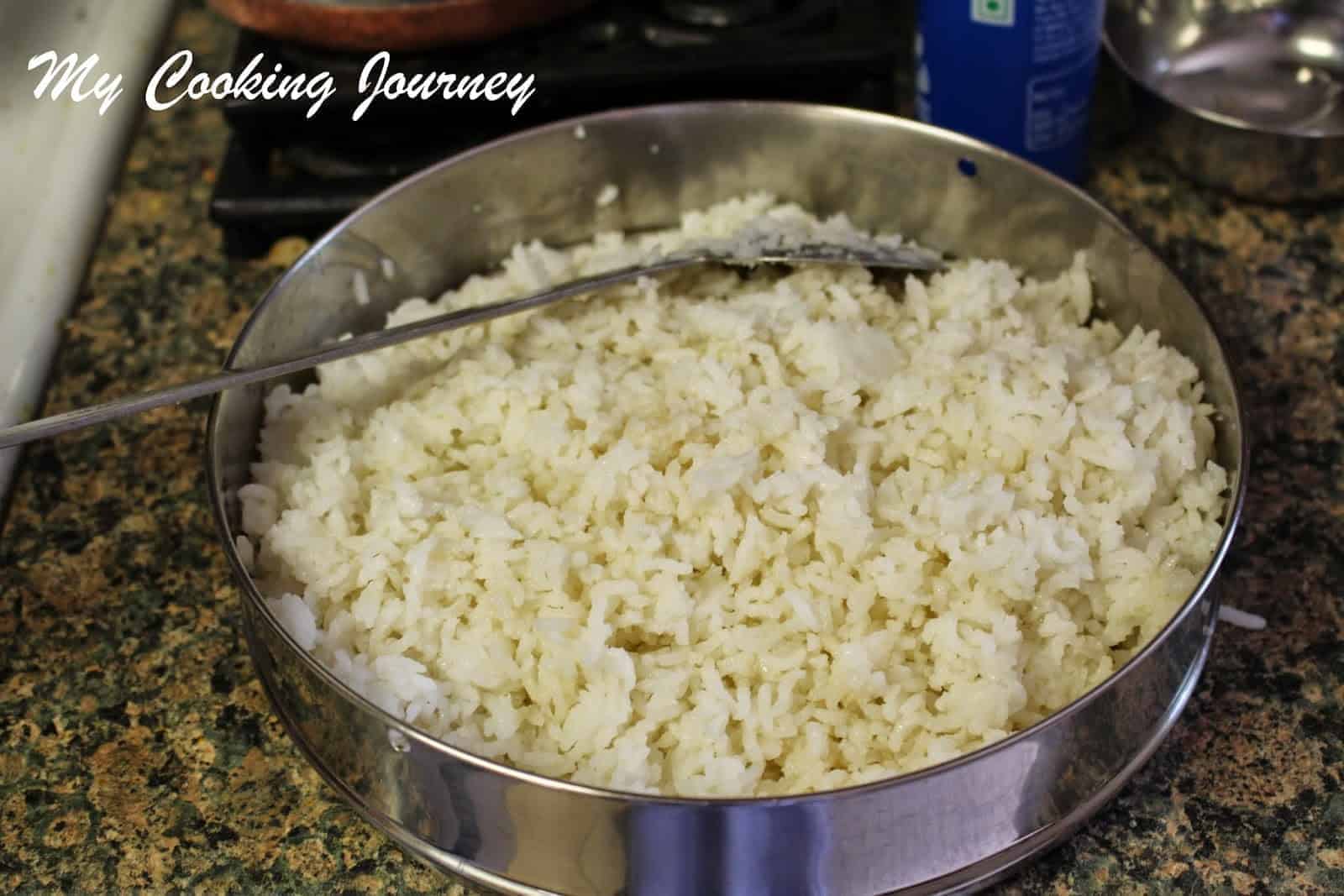 rice cooling in a steel bowl