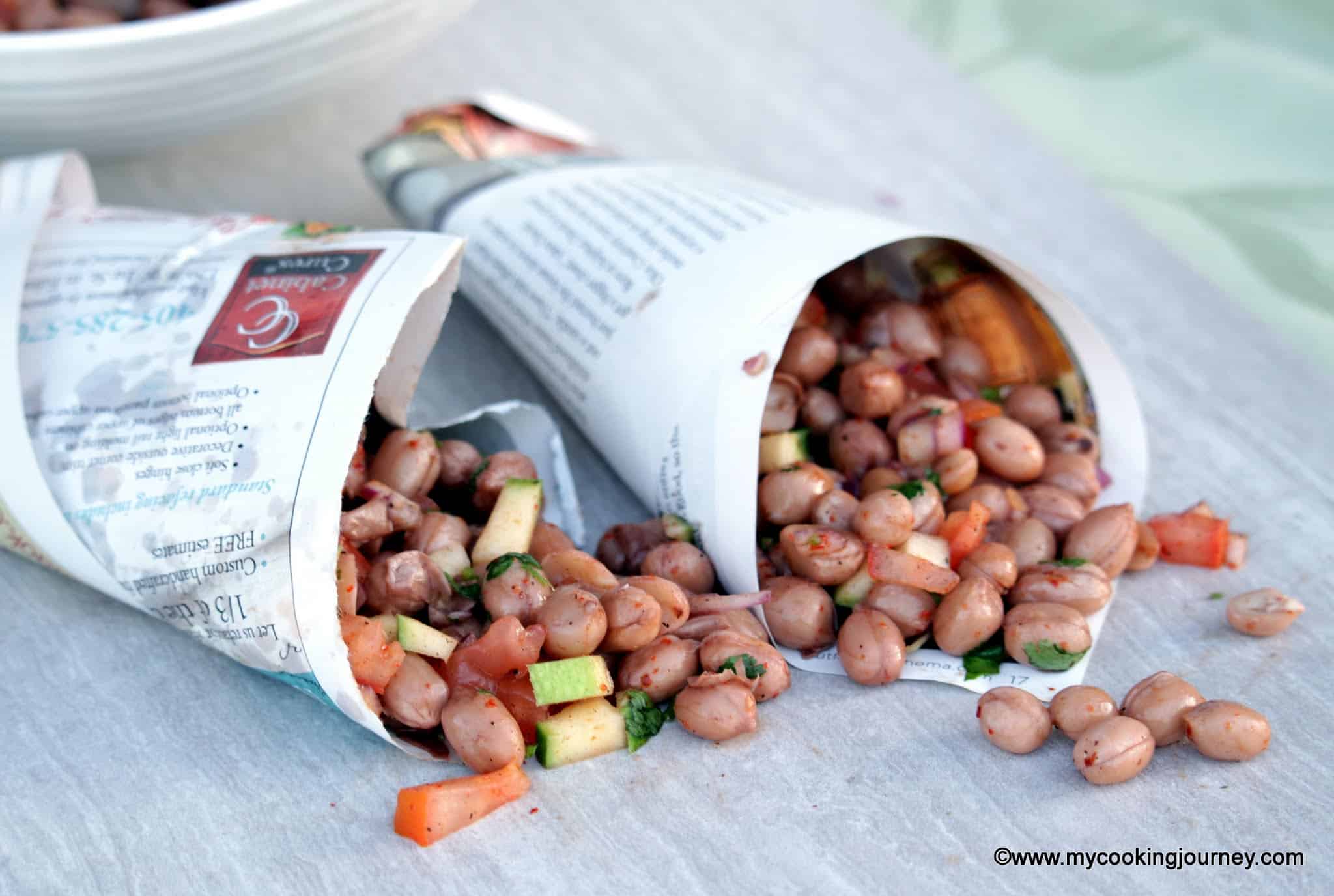 Spiced peanuts in 2 paper cones