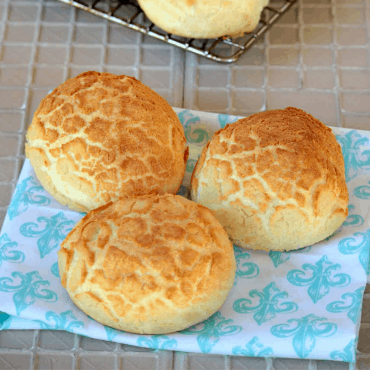 tiger bread rolls in a Plate