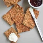 Crisp bread with cream cheese