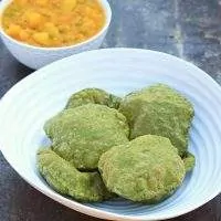 Palak Puri | Spinach Poori | Deep Fried Spinach Flatbread