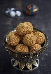 Til Ladoo | Tilgul Ladoo | Sesame Seed Ladoo