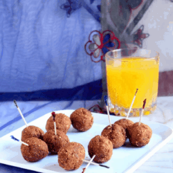 Vaazhakkai Kola Urundai – Raw Banana Fried Balls in a Tray
