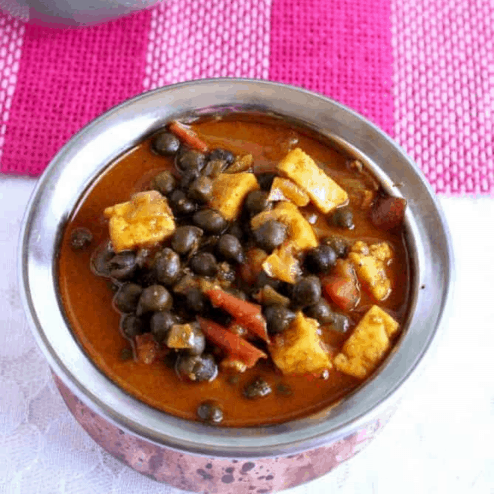 Hara Cholia Paneer Subzi in a bowl