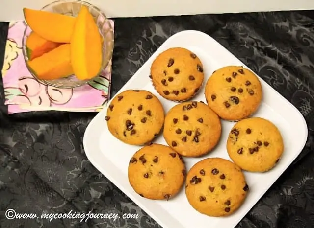 Mango and Chocolate Chips Muffin – Eggless served with mangoes