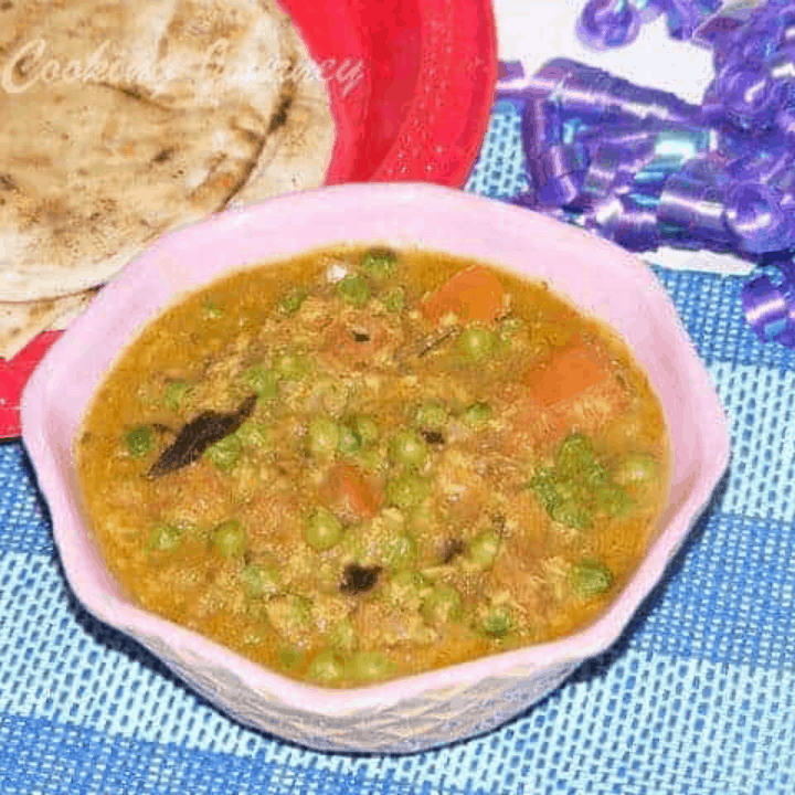 Mutter Tomato Gravy in a bowl