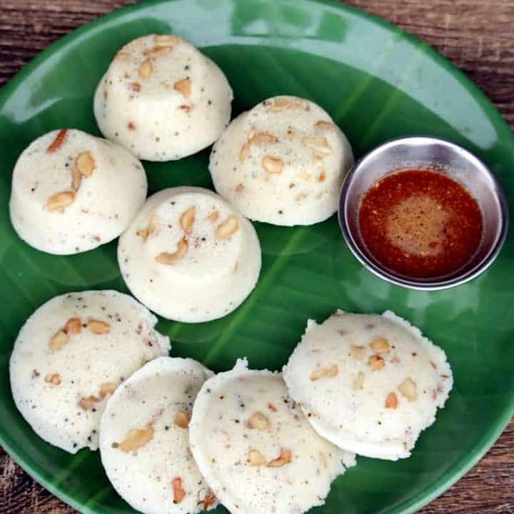 Kanchipuram Idli with milagai podi in the side - featured image.