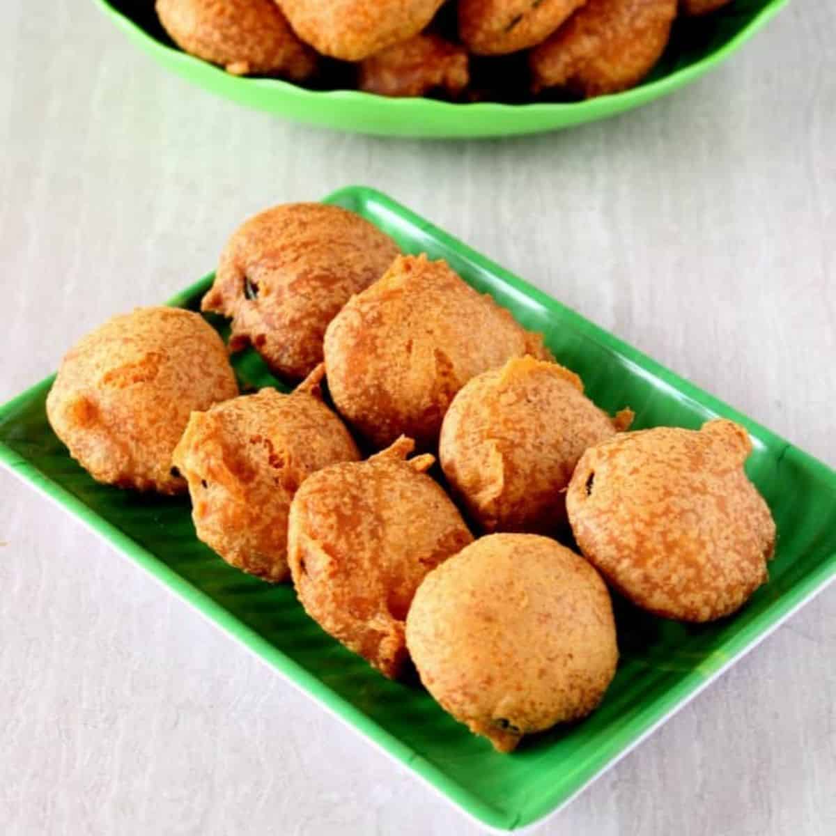 Zucchini Bajji in a green plate - Featured Image