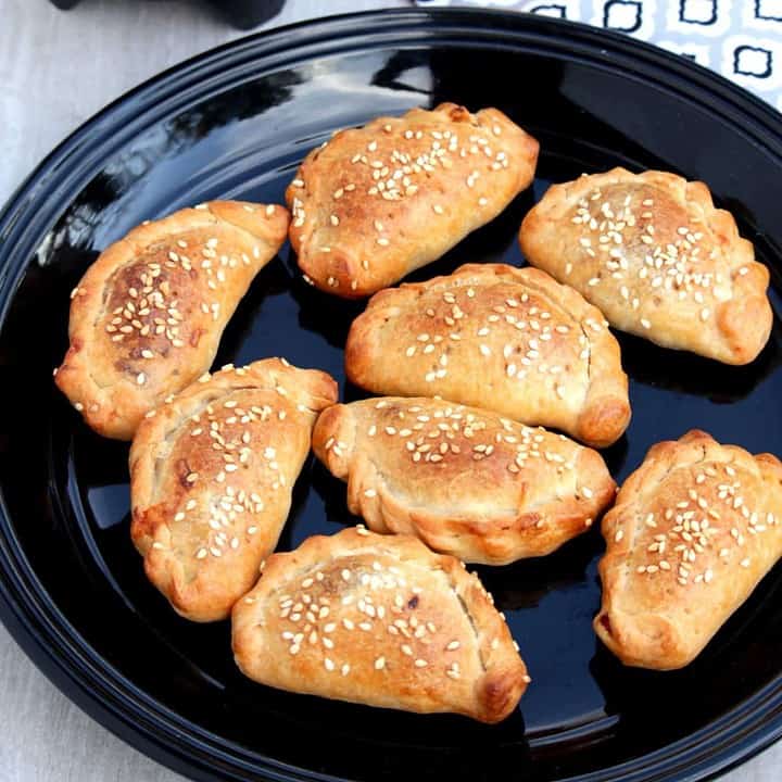 Empanadas in a black plate - Featured Image