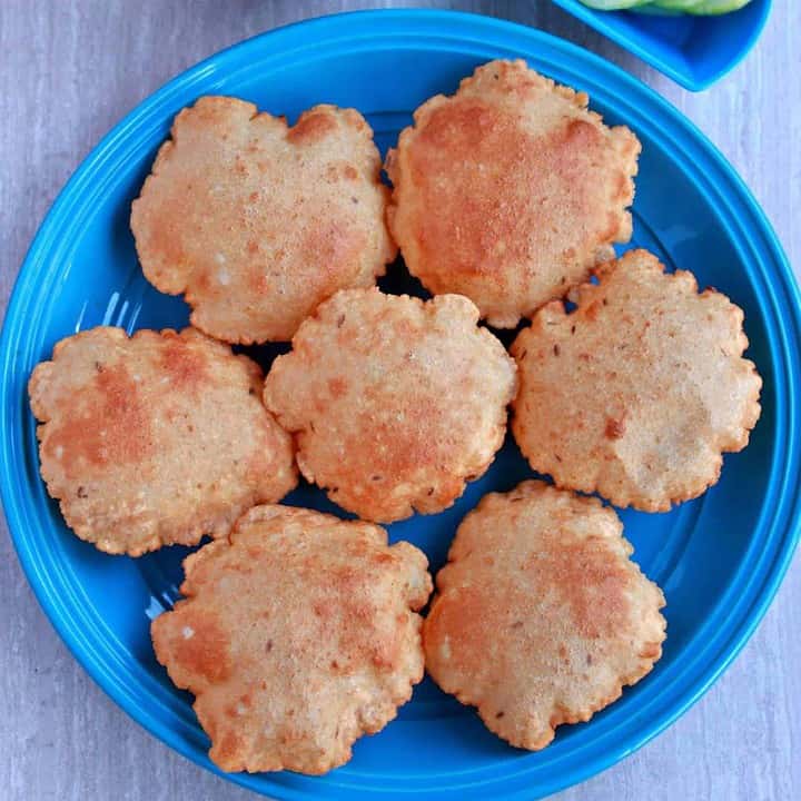 Rajgira Poori in a blue pate